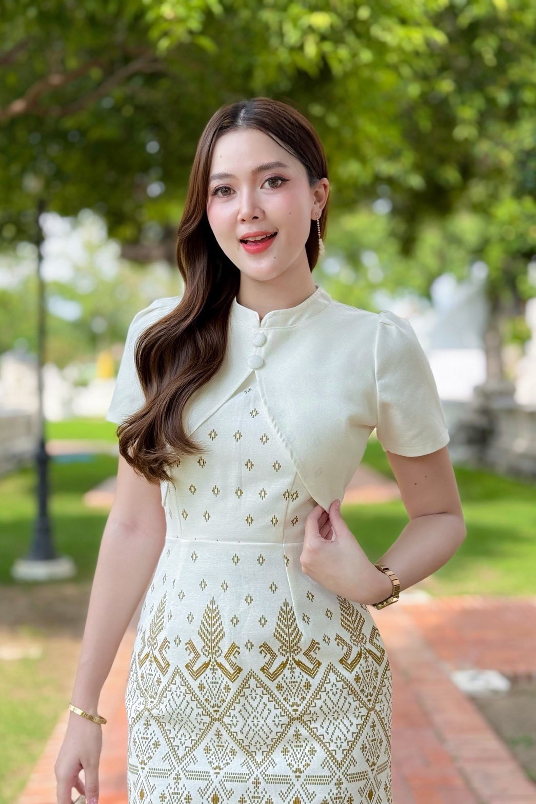 เดรสผ้าฝ้ายคอจีนลายไทย สีดำ-ขาว ใส่แล้วสง่า ทรงเข้ารูป พรางพุง | Lazada มุมมองที่ 6