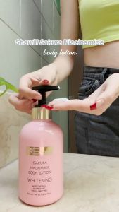 ไนอาซินาไมด์ ไวท์เทนนิ่ง บอดี้ โลชั่น 500ml โลชั่นบำรุงผิวกายไนอาซินาไมด์ ไวท์เทนนิ่งทั้งตัว Sakura Niacinamide Whitening Body Lotion โลชั่นบำรุงผิวกาย ไวท์เทนนิ่ง มอยส์เจอร์ไรเซอร์ บำรุงผิวหน้าและผิวกาย โลชั่นบำรุงผิวไนอะซินาไมด์ กลิ่นหอมยาวนาน