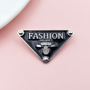 เข็มขัดหัวเข็มขัดโลหะผสมรูปสามเหลี่ยมสไตล์ย้อนยุคสำหรับรองเท้า DIY ตัวอักษรแฟชั่น ตกแต่งหน้ารองเท้า