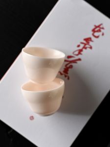 ชุดน้ำชาเซรามิกขาว จิบน้ำชา ชากังฟู ชาสำหรับเจ้าของถ้วยชาหิน เคลือบสีขาว น้ำมันหมู ชุด 10 บรรทัด