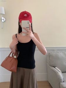 เสื้อกั๊กแขนกุดผ้าขนแกะบุนวมคอกลมทรงหลวมสำหรับผู้หญิง ฤดูใบไม้ร่วง 2025 เสื้อกั๊กแขนกุดทรงเข้ารูปแบบ H ความยาวปานกลาง