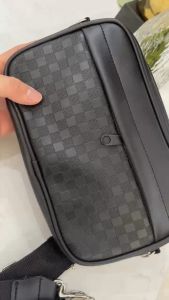 (HỎA TỐC)Túi đeo chéo Nam nữ đen ngang khắc ÉP caro nỗi bật DE2 {BẢO HÀNH}