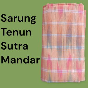 Lipa Saqbe Sarung Tenun Sutra Mandar merah Motif kotak/ garis putih perak Sulawesi Barat.
