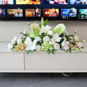 ตกแต่งห้องนั่งเล่นด้วยดอกไม้เทียม ชั้นวางโทรทัศน์ โต๊ะทานอาหาร ตู้เย็น ดอกไม้เทียม ห้องประชุม หน้ารับแขก โรงแรม