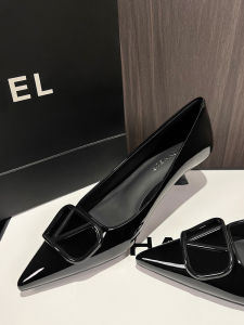 Pointed Toe High Heels Womens Spring Autumn New Style V Buckle Black Genuine Leather Commuter Versatile Medium Heel Single Shoes 4CM