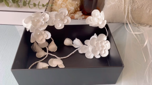 Aksesori Rambut Handmade Baru - Bunga Kain & Manik Elegan untuk Pernikahan Anting Putih Pengantin Pita Rambut Peri Cantik Aksesori Pengantin Romantis