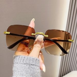 1pcs Fashion Square Glasses with Gradient Lenses Stylish Eyewear for Multiple Occasions