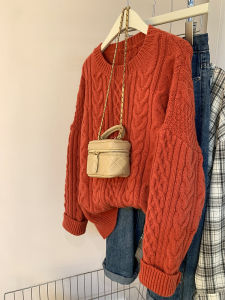 เสื้อสเวตเตอร์ถักสีแดงสไตล์ย้อนยุคสำหรับผู้หญิงในฤดูหนาว เสื้อคลุมกันหนาวแบบสวมหัว ทรงหลวม สวมใส่สบาย อบอุ่น แฟชั่นฤดูใบไม้ร่วง 2023