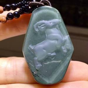 จี้ผีสีน้ำเงินธรรมชาติแกะทรายสีทองฟ้า✨ลักษณะสีขาวบริสุทธิ์คริสตัลใสฝีมือปราณีตทันสมัยและการออกแบบที่หรูหรา? ผีสีเขียวธรรมชาติทิวทัศน์ที่มีเสน่ห์แนวคิดศิลปะที่ยอดเยี่ยม! ที่สวยงามอย่างแน่นอน!