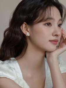 ต่างหูไข่มุกทรงสี่เหลี่ยมสไตล์เกาหลีสำหรับผู้หญิง ต่างหูแฟชั่นแบบใหม่ปี 2025 ดีไซน์เก๋ไก๋ เครื่องประดับหูที่ไม่ซ้ำใคร