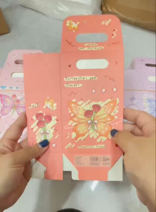 กล่องของขวัญ ลายผีเสื้อ แบบหิ้ว กล่องพิมพ์ลาย ใส่ขนม ลูกอม ขนาด 9.8*6*16 ซม.