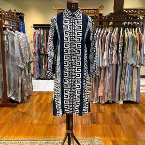 Windy Tunik Viscos by Dian Pelangi LIMITED EDITION Blouse Baju Atasan Kemeja Blus Outfit Casual Formal Kerja Kantor Pesta Pernikahan Kondangan Lebaran Wanita Hijaber Cantik Anggun Modis Modern Simple Elegan Mewah Model Korea Terbaru Motif Batik Kekinian