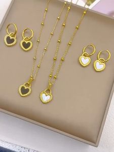 Ladamas Kalung Titanium Dengan Liontin Hati 2 Sisi Hitam Putih Untuk Harian KT114