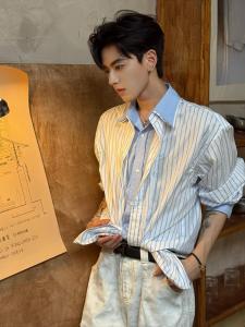 เสื้อเชิ้ตแขนยาวลายทางสีน้ำเงินสไตล์อเมริกันสำหรับผู้ชาย ทรงหลวม ลำลอง ฤดูใบไม้ร่วง แฟชั่น ลำลอง หลากหลายสไตล์