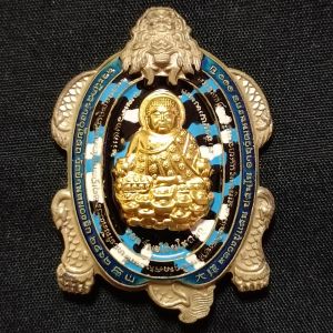 เหรียญพญาเต่าหัวมังกร เสาร์ 5 รับทรัพย์เงินไหลมา หลวงปู่แสนวัดบ้านหนองจิก แยกชุดกรรมการ เนื้อชนวนเสา 5 ผสมชนวนเก่าหลวงปู่หมุน หน้ากากทองทิพย์ลงยาน้ำเงิน หมายเลขเหรียญ 25