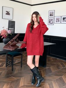 เสื้อสเวตเตอร์คอวีหลวมๆ ยาวปานกลางสำหรับผู้หญิงในฤดูใบไม้ร่วงและฤดูหนาว สีแดงสำหรับปีใหม่ ปีช้าง พิธีวันคริสต์มาส เสื้อผ้าทำงานแบบลำลอง