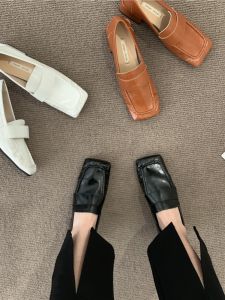 รองเท้าส้นสูงแบบยูนิเซ็กซ์สไตล์ย้อนยุคสุดเก๋ ส้นหนา รองเท้าส้นแบนแบบสวมหัวเหลี่ยม สไตล์สตรีท เหมาะกับฤดูใบไม้ผลิและฤดูใบไม้ร่วง