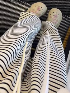 Quần Ống Rộng Kẻ Sọc Cho Nữ Xuân Thu 2025 Phong Cách Mới Dáng Quả Lê Quần Ống Đứng Rộng Rãi Phong Cách Lười Biếng