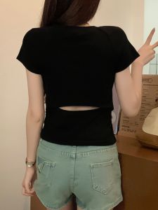 เสื้อยืดแขนสั้นเปิดหลังสไตล์เกาหลีสำหรับผู้หญิงในช่วงฤดูร้อน สีดำ ทรงเข้ารูป ทรงสลิมฟิต เสื้อตัวบนที่หรูหรา แฟชั่นสำหรับสาวๆ