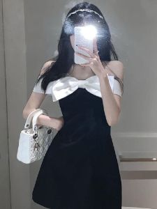 ชุดเดรสคอวีผูกโบว์ลายผีเสื้อสีบล็อกฤดูร้อน 2025 ชุดเดรสทรงเอเข้ารูปสำหรับผู้หญิง ชุดเดรสแขนกุดสั้น ชุดเดรสผู้หญิง