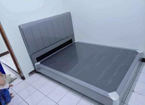 ranjang kayu minimalis