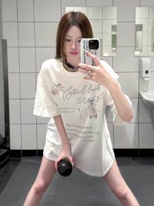 T-Shirt Wanita Ukuran Besar Gaya Eropa  Motif Malaikat & Tulisan Fairytale  Katun Tipis Bernapas Premium  Tren Musim Panas 2025 Desain Sporty Mewah  Manis dan imut  Santai  Serbaguna  Perbaikan  Pakaian  Longgar  Kerah bulat  Slip - on  Nyaman Tops