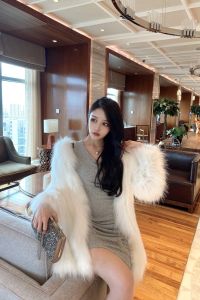 Young Womens Fox Fur Coat Knitted Style Mink Imitation Leather Jacket Street Fashion Mid-Length Coat with Fox Fur Collar