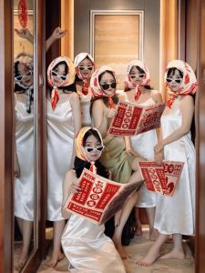 Đám Cưới Đạo Cụ Chụp Ảnh Phong Cách Trung Hoa Đôi Hạnh Phúc Nhân Vật Báo Kính Mát Khăn Người Giúp Việc Buổi Sáng Áo Dây Chụp Đồ Dùng