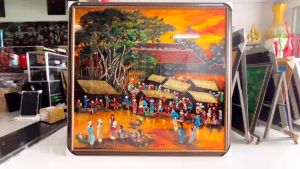 Tranh sơn mài Thanh Bình Lê- CHỢ QUÊ VIỆT NAM nền dát vàng / bạc size 164X154 cm (size kèm khung)