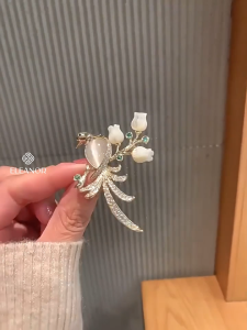 Ghim cài áo nam nữ Eleanor Accessories hình con ong đính đá phụ kiện thời trang trâm cài áo 10536