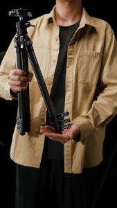 LEOFOTO AZ-204C CARBON FIBER TRAVEL TRIPOD weighs 1.2 kg and supports up to 7 kg of gear.