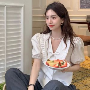 เสื้อเชิ้ตแขนพองคอวีลายการ์ตูนสำหรับเด็กผู้หญิง ทรงหลวม แขนสั้น ปกโปโล สีพื้น ฤดูร้อน 2024 จีนแผ่นดินใหญ่