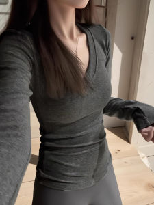 Áo Thun Dài Tay Cổ Chữ V Màu Xám Ôm Vừa Vặn Cho Nữ Mùa Thu Đông Mới Về Áo Lót Bên Trong Gợi Cảm Áo Thun Dài Tay Màu Trơn