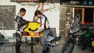 รถจักรยานยนต์ การส่งของ รถจักรยานยนต์ไฟท้ายกันน้ำ กระเป๋าเดินทาง 40L มอเตอร์ไซด์ Roll Pack ที่นั่ง