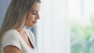 Downy Infusions Mega Dryer Sheets แผ่นอบผ้าหอม กลิ่น Crisp Rain & Blue Eucalyptus ลดรอยยับ หอมนาน