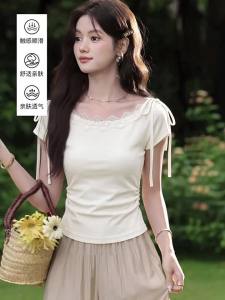 Áo Thun Tay Ngắn Màu Be Thêu Ren Tinh Tế