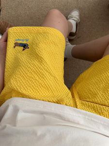 กางเกงขาสั้นชายผ้าโพลีเอสเตอร์ลายปุ๋ยช่วงฤดูร้อน ทรงหลวม กางเกงขาสั้นชายทรงตรง ปักลายสุนัข แห้งเร็ว กางเกงขาสั้นทรงห้าส่วน