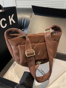 กระเป๋าสะพายข้างผู้หญิง INS ทันสมัย กระเป๋าสะพายข้างแบบสะพายข้างสไตล์ใหม่ฤดูใบไม้ร่วง/ฤดูหนาว กระเป๋าสะพายข้างทรงสะพายข้างแบบลำลอง กระเป๋าใต้วงแขนทรงสี่เหลี่ยมมุม