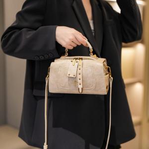 2025 New Vintage Design Handbag Womens Simple Commuter Crossbody Pillow Bag Soft PU Shoulder Strap Detachable British Style