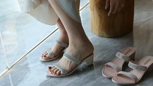 รองเท้าแตะสูง รองเท้าส้นสูง 4.5cm สีพื้นแบบเรียบหรูดูแพง ยืนนานไม่ปวดขา สายคาดสายเพชร #sy158 คุณภาพสูงสุด