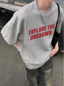 เสื้อยืดแขนสั้นผู้ชาย ผลิตจากผ้าฝ้ายแท้ ลายตัวอักษรสีเทาดอกไม้ ทรงหลวม สไตล์ฤดูร้อน เสื้อผ้าทำงาน สวมใส่สบาย