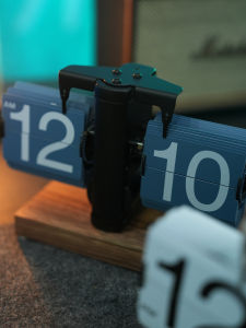 Creative Personalized Retro Mechanical Automatic Page Turning Clock Tabletop Decoration Home Digital Clock Stand Clock