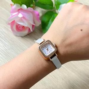 Jam Tangan Wanita Kecil Strap PU Analog Fashion Quartz Dial Jam Tangan Casual Wanita
