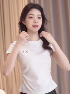 Alice เสื้อยืดแขนสั้นทรงสลิมฟิตสำหรับผู้หญิงในช่วงฤดูร้อน ดีไซน์เรียบง่าย สไตล์ลำลอง คอกลม ความยาวปกติ