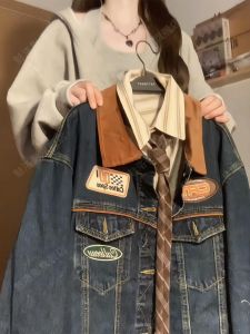 แจ็คเก็ตยีนส์คอปกพับสไตล์อเมริกันย้อนยุคสีน้ำเงินเข้มสำหรับผู้หญิง ฤดูใบไม้ร่วง/ฤดูหนาว แจ็คเก็ตทรงหลวมอเนกประสงค์ระดับไฮเอนด์แบบตัดเย็บหลายชิ้นทันสมัย