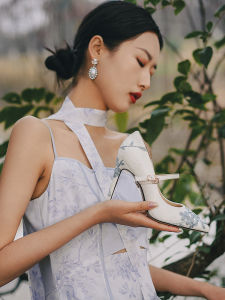 ใหม่สไตล์จีนชี้นิ้วเท้ารองเท้าส้นสูงขนาดเล็ก < Ne1> รองเท้าแฟชั่นสําหรับหญิงสาวเหมาะสําหรับ < Ne2> โอกาส