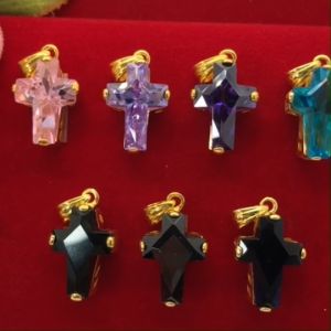 จี้พลอยรูปกางเขน ขนาด 1.5x2cm สีชมพู ม่วง ฟ้า ไพลิน นิล โกเมน ชุบทองไมครอน เกรดพรีเมี่ยม เหมาะกับสวยทุกเเบบ งานสวย พร้อมส่ง