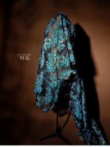 ผ้าโปร่งเนื้อโลหะลูกไม้สะท้อนแสงระดับ 3 มิติ ดีไซน์เนอร์ ผ้าชุดเดรส ผ้าคลุมเสื้อผ้า ผ้าปูที่นอน พื้นผิวลายนูน ผ้าผสม