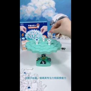 เล่นเด็ก นักบินอวกาศ สมดุลต้นไม้ ครอบครัว โต๊ะ และการแข่งขัน ของวันเด็ด