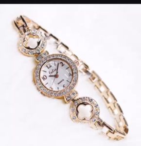 Jam Tangan Wanita Fashion & Gaya Kekinian\\n\\n Pilihan Jam Tangan Analog Terbaru untuk Wanita\\n\\nJam tangan wanita fashion telah menjadi bagian penting dari penampilan setiap wanita modern. Dengan berbagai gaya dan desain yang menarik, jam tangan analog terbaru menjadi pilihan favorit. Salah satu koleksi yang wajib Anda miliki adalah Follie Collection Rantai.\\n\\n Follie Collection Rantai: Keindahan dan Elegan\\n\\nFollie Collection Rantai menawarkan jam tangan wanita fashion dengan keindahan dan elegan. Desain rantai yang indah dan detail yang rapi membuatnya menjadi pilihan yang sempurna untuk penampilan Anda. Selain itu, jam tangan ini juga dilengkapi dengan fitur-fitur modern seperti tampilan digital dan alarm.\\n\\n Model Terbaru: Desain dan Fitur\\n\\nModel terbaru dari jam tangan wanita fashion menawarkan desain yang menarik dan fitur-fitur modern. Beberapa fitur yang ditawarkan antara lain:\\n\\n- Tampilan digital\\n- Alarm\\n- Penunjuk tanggal\\n- Tahan air\\n\\n Tips Memilih Jam Tangan Wanita Fashion\\n\\nBerikut adalah beberapa tips untuk memilih jam tangan wanita fashion yang tepat untuk Anda:\\n\\n- Pertimbangkan gaya dan desain yang sesuai dengan penampilan Anda.\\n- Perhatikan kualitas bahan dan kerapian detail.\\n- Pertimbangkan fitur-fitur yang Anda perlukan.\\n- Pilih jam tangan yang mudah dibaca dan dipakai.\\n\\n Bagaimana Menggunakan Jam Tangan Gaya Kekinian\\n\\nJam tangan gaya kekinian dapat digunakan untuk menambah nilai estetika penampilan Anda. Berikut adalah beberapa tips untuk menggunakan jam tangan gaya kekinian:\\n\\n Mencocokkan dengan Penampilan\\n\\nPilih jam tangan yang sesuai dengan gaya dan penampilan Anda. Misalnya, jika Anda memiliki penampilan yang lebih formal, pilih jam tangan dengan desain yang lebih sederhana dan elegan.\\n\\n Menyesuaikan dengan Acara\\n\\nPilih jam tangan yang sesuai dengan acara yang Anda hadiri. Misalnya, jika Anda menghadiri acara formal, pilih jam tangan dengan desain yang lebih sederhana dan elegan.\\n\\n Perawatan Jam Tangan\\n\\nBerikut adalah beberapa tips perawatan jam tangan:\\n\\n- Bersihkan secara rutin dengan kain lembut.\\n- Hindari paparan sinar matahari langsung.\\n- Simpan di tempat yang aman dan kering.\\n\\n Mengenal Lebih Dekat dengan Jam Tangan Kekinian Wanita\\n\\nJam tangan kekinian wanita telah menjadi bagian penting dari penampilan setiap wanita modern. Berikut adalah beberapa informasi tentang jam tangan kekinian wanita:\\n\\n Sejarah dan Evolusi Jam Tangan Wanita\\n\\nSejarah jam tangan wanita dimulai pada abad ke-18, ketika jam tangan wanita pertama kali diperkenalkan. Sejak saat itu, jam tangan wanita telah mengalami evolusi yang signifikan, dengan berbagai gaya dan desain yang menarik.\\n\\n Faktor yang Mempengaruhi Popularitas Jam Tangan Wanita\\n\\nBerikut adalah beberapa faktor yang mempengaruhi popularitas jam tangan wanita:\\n\\n- Gaya dan desain\\n- Kualitas bahan dan detail\\n- Fitur-fitur modern\\n- Harga\\n\\n Trend Fashion Jam Tangan Wanita di Amerika Serikat\\n\\nTrend fashion jam tangan wanita di Amerika Serikat terus berkembang, dengan berbagai gaya dan desain yang menarik. Beberapa trend yang populer saat ini antara lain:\\n\\n- Jam tangan dengan desain yang lebih sederhana dan elegan\\n- Jam tangan dengan fitur-fitur modern seperti tampilan digital dan alarm\\n- Jam tangan dengan desain yang lebih sporty dan casual\n}